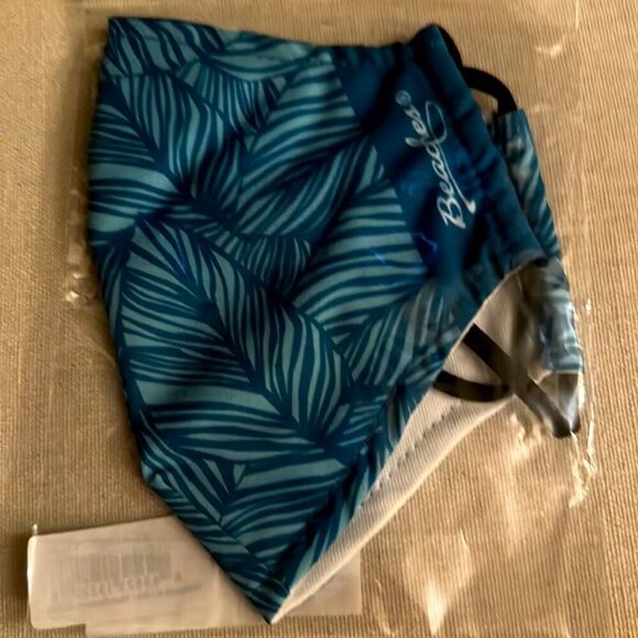 Beaches Resorts face masks set of 4 - 3 youth and 1 adult NWT - Picture 8 of 9